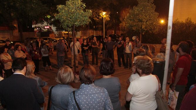 Concentración vecinal en la plaza del centro cívico, el martes por la noche, con representantes municipales.