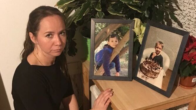 Yulia Lantukh posa en su casa de Alemania junto a unas fotografías de sus hijos.
