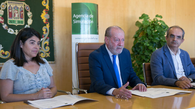 El presidente de la Diputación durante la firma de convenios de Simulación de Empresas el pasado mes de octubre.