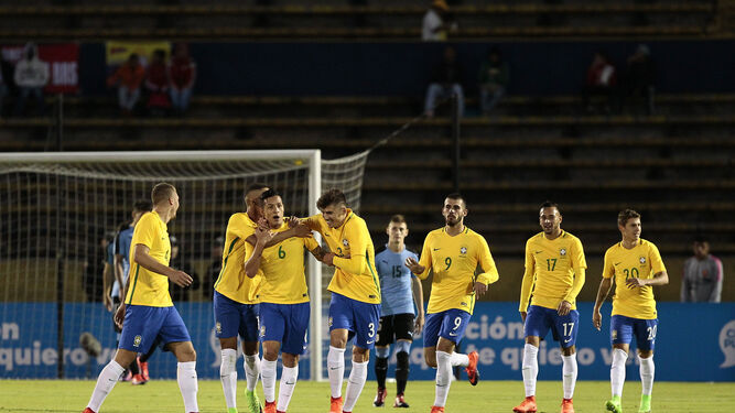 Guilherme Arana (en el centro) celebra un gol a Uruguay con la camiseta de Brasil en el Sudamericano sub 20.