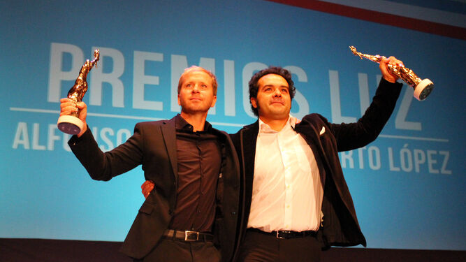Alberto López y Alfonso Sánchez saludan al público desde el escenario tras recoger sus respectivos Premios Luz del Iberoamericano.