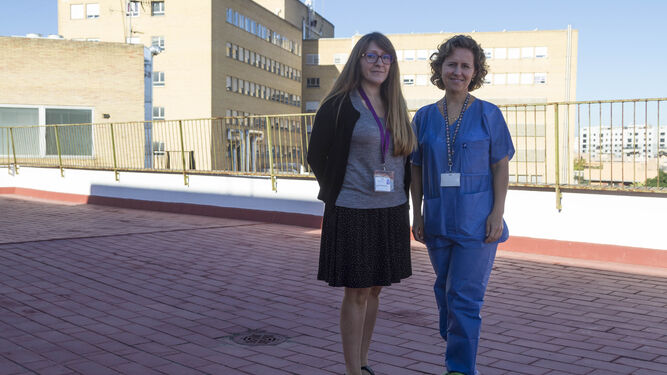 Las doctoras Ana Edith Hernández y Rosa Romero, en el Hospital Infantil.