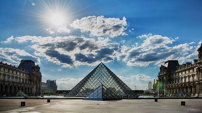 El Louvre de París es uno de los museos de visita obligada.