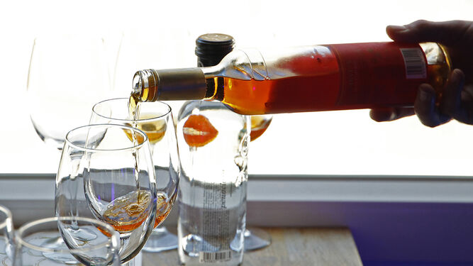 Detalle del servicio de una copa de palo cortado, el vino de Jerez de moda.
