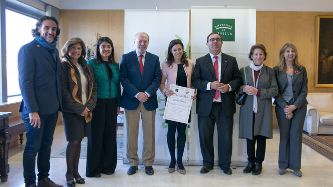 El presidente de la Diputación junto a la joven abogada gallega galardonada con el Premio Rosario Valpuesta.
