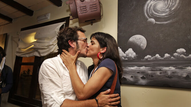 José María González y Teresa Rodríguez se besan en la sede de Podemos en Cádiz en 2015.
