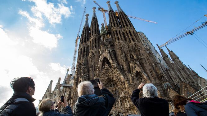 Un grupo de turistas fotografían la Sagrada Familia.