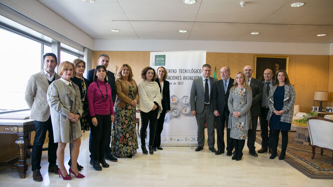 El presidente de la Diputación, Fernando Rodríguez Villalobos, ayer con los diputados provinciales de Andalucía.