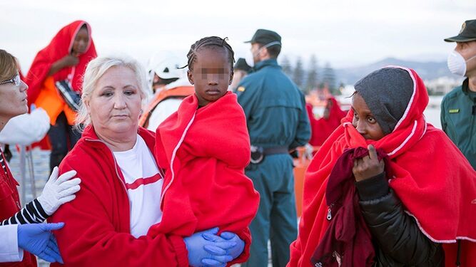 Efectivos de Cruz Roja atienden a inmigrantes llegados al puerto de Motril.