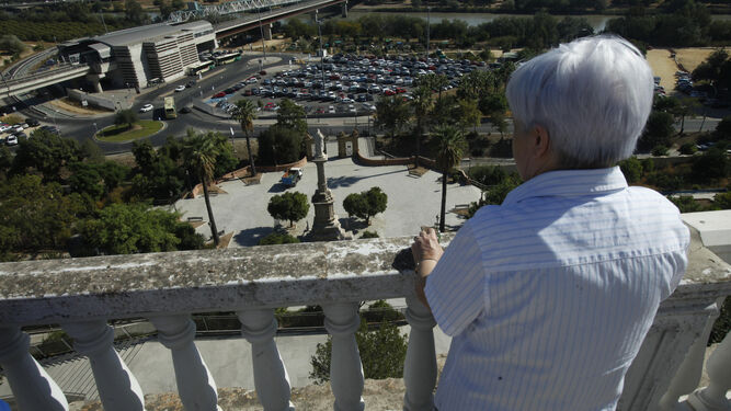 Una de las religiosa observa el parque desde la zona superior.