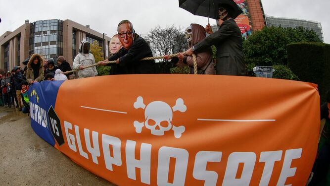 Protestas de activistas contra el uso del glifosato, ayer, en Bruselas.