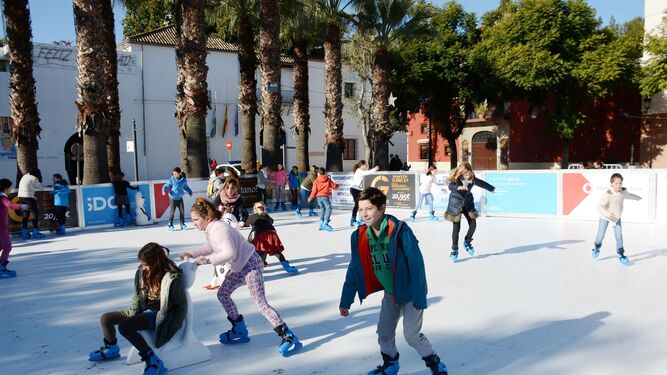 La pista de hielo ecológica se ubica en la Plaza del Ayuntamiento.