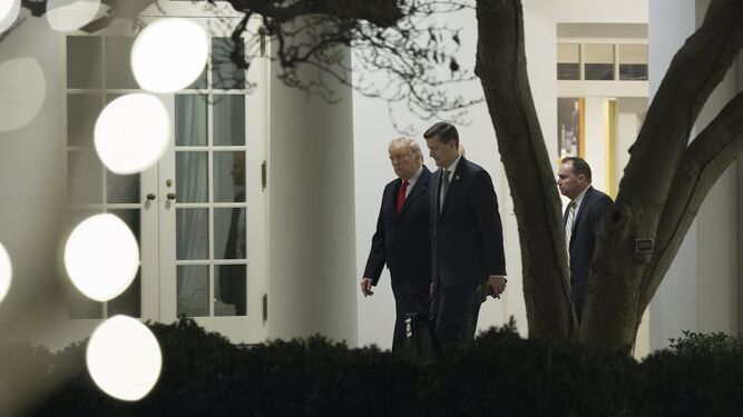 El presidente de EEUU, Donald Trump, habla con el secretario de la Casa Blanca, Rob Porter (centro) y el senador Mike Lee, el lunes en Washington.
