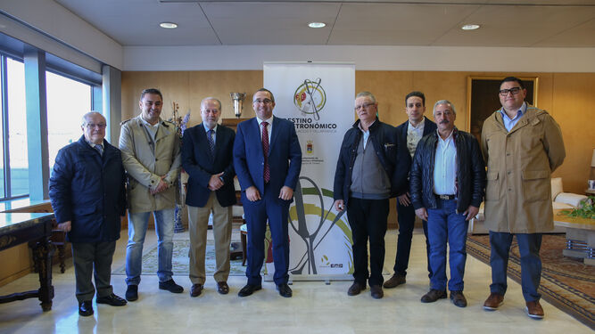 El presidente de la Diputación con el alcalde de Los Palacios y empresarios.