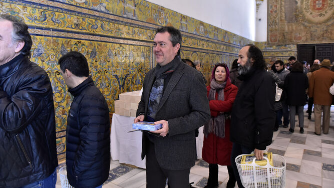 Espadas hace cola en la exposición de los dulces de conventos de clausura, en el Alcázar.
