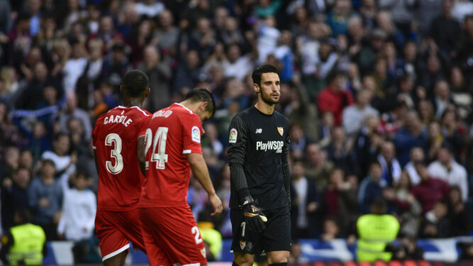 Sergio Rico, Carole y Nolito se lamentan tras encajar el quinto gol madridista, obra del lateral Achraf.