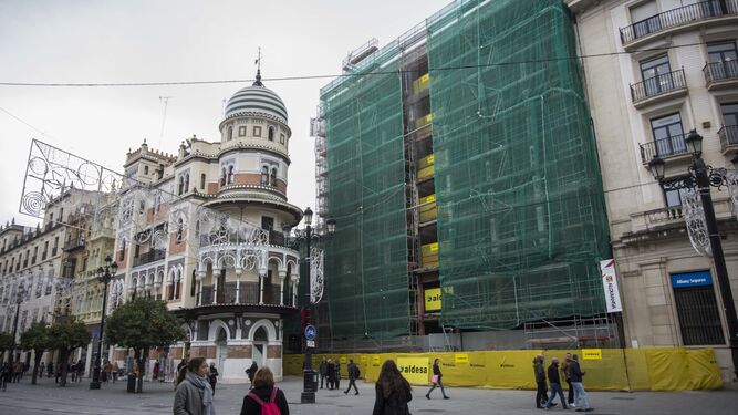 El edificio en obras, antigua sede del Banco de Andalucía, que se está transformando en hotel.