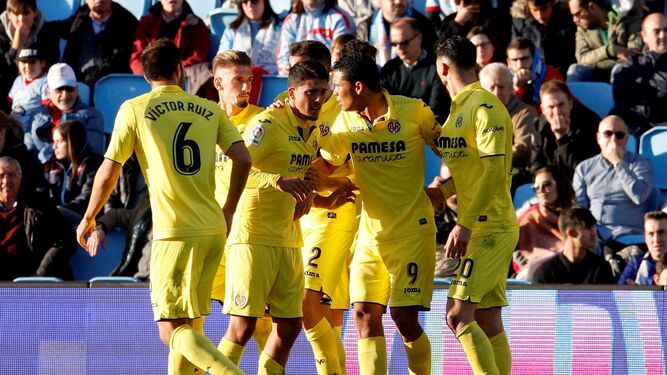 Los jugadores del Villarreal celebran el tanto.
