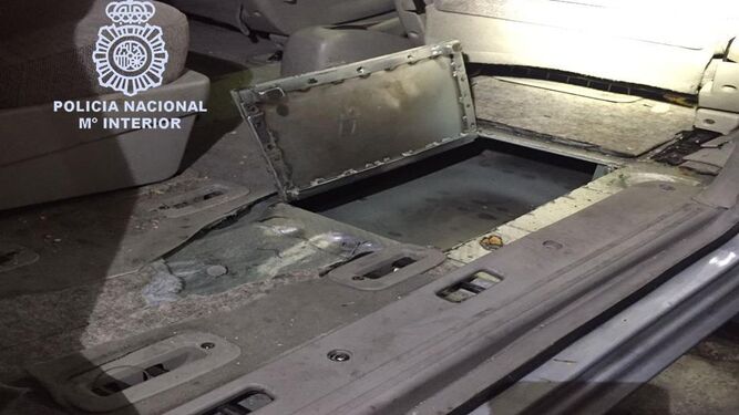 El interior de un vehículo manipulado para ocultar la droga