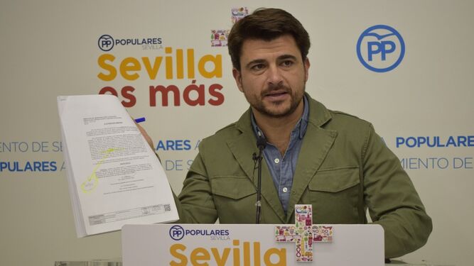 Beltrán Pérez, portavoz municipal del Partido Popular, durante la rueda de prensa que protagonizó ayer.