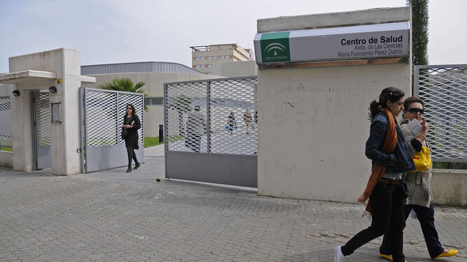 Usuarios en el acceso principal al centro de salud Fuensanta Pérez Quirós, en Sevilla Este.