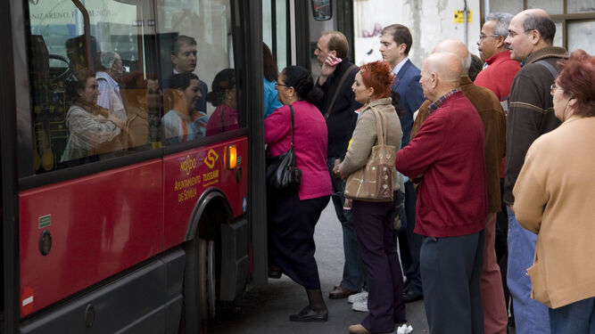 Usuarios de Tussam se disponen a subir a un autobús