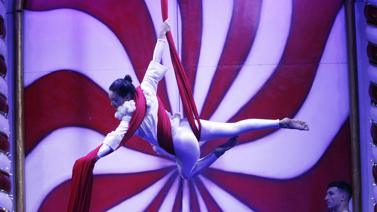 Los bailes y piruetas se funden con números de circo, como la trapecista.