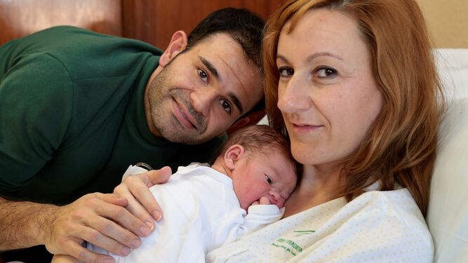 Óscar Durán y Yolanda Santiago posan con su hijo Izán, el primer bebé de 2018 nacido en Andalucía.