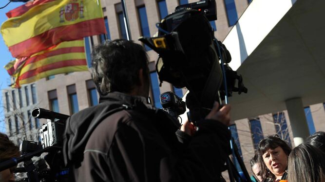Puigdemont recibe a la CUP en Bruselas para explorar acuerdos de legislatura