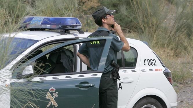 Un guardia civil realizando labores de rastreo.