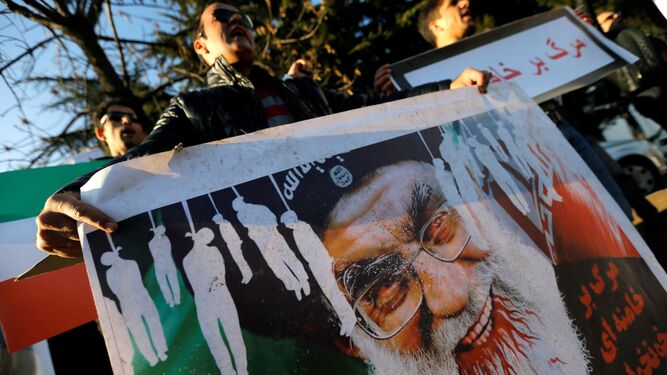Concentración contra el Gobierno iraní ayer frente a la embajada del país en Tibilisi.