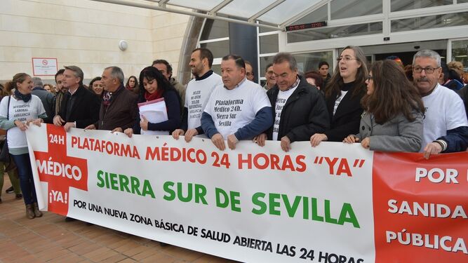 Alcaldes y concejales de la comarca, junto al diputado de Unidos Podemos, en la protesta de ayer en Osuna.