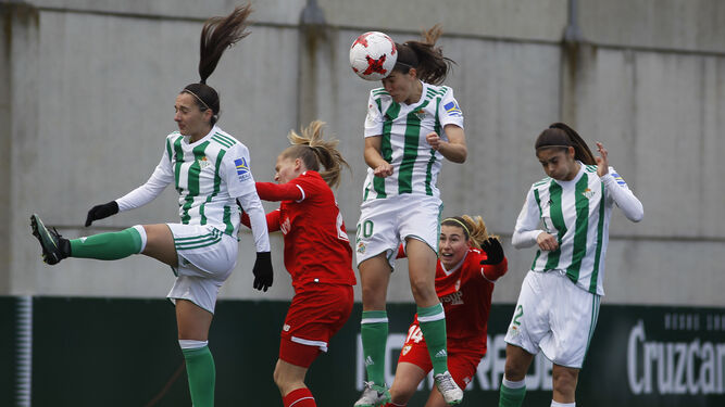 La central verdiblanca Rocío Gálvez cabecea el balón para anotar el único gol del partido.