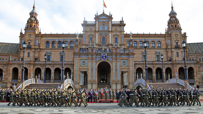 Un momento del desfile en la Plaza de España.