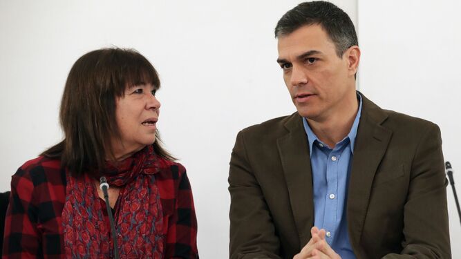 La presidenta del PSOE, Cristina Narbona, y el líder socialista, Pedro Sánchez, conversan en la Ejecutiva de ayer.