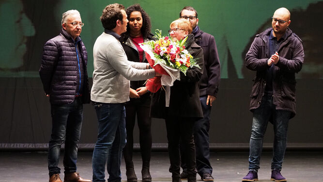 El alcalde entrega un ramo de flores a la hija de Paco Alba, Cati Alba.