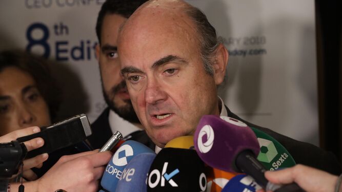 Luis de Guindos contesta las preguntas de los periodistas, ayer en Madrid.