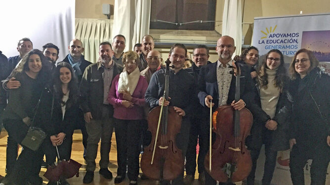 Los cellistas acompañados de voluntarios de la asociación.