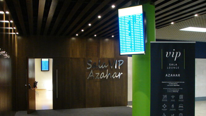 Puerta de acceso a la sala VIP Azahar.