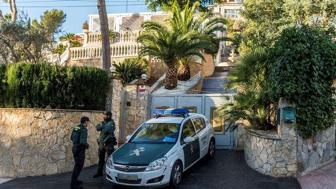 Agentes de la Guardia Civil permanecían ayer ante la vivienda de Calviá donde se produjo el suceso.