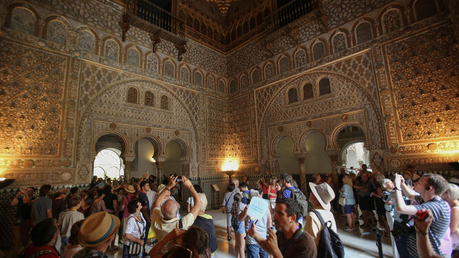 Una de las estancias del Alcázar repleta de visitantes