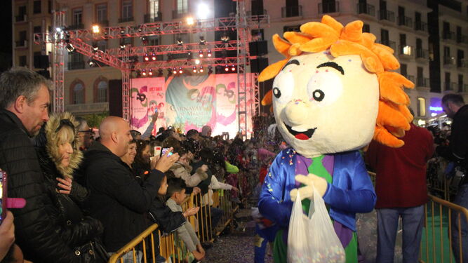 Momo, la mascota del Carnaval, en la batalla de las flores del pasado año.
