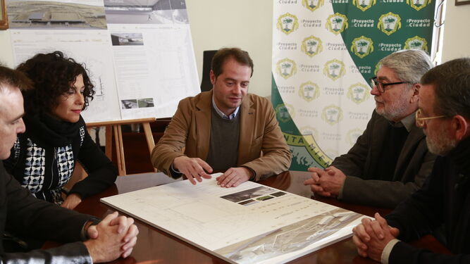 La edil de Ordenación del Territorio y el alcalde de Mairena, con dos de los arquitectos que firman el proyecto.