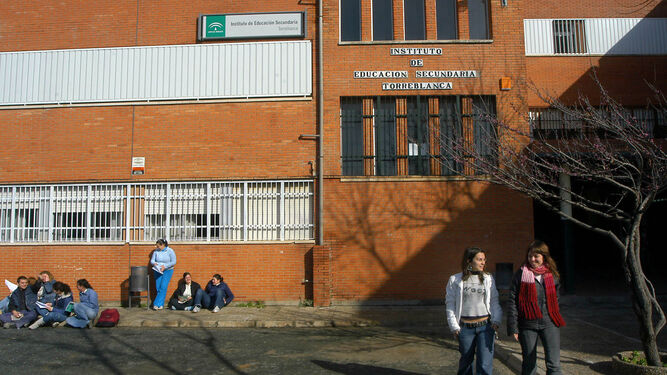 Fachada del IES Torreblanca, donde se ha enviado una circular a los padres alertando de un brote de sarna en el barrio.