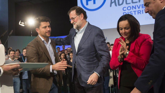 Rajoy sonrie al portavoz municipal del PP Beltrán Pérez en presencia de Virginia Pérez y Juan Manuel Moreno.