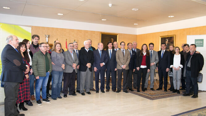 El presidente de la Diputación de Sevilla posa con los miembros del CEPS.
