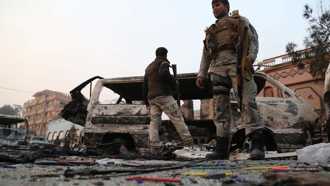 Miembros de las fuerzas de seguridad afganas inspeccionan el lugar tras el ataque de ayer en Jalalabad.