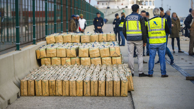 Varios agentes custodian la droga tras ser descargada en el muelle de Aduanas del puerto de Cádiz.