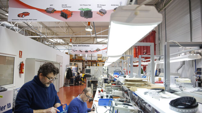 Varios empleados en una fábrica tecnológica andaluza.