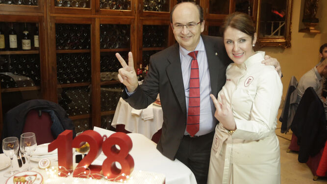 José Castro posa orgulloso junto a Laura Robles, la repostera autora de la tarta que sirvió Robles Aljarafe por el 128 aniversario.